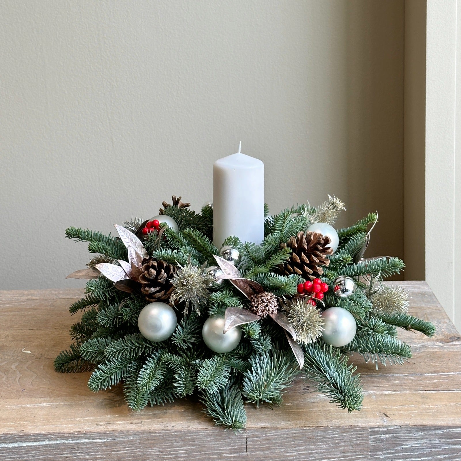 Strousborg - Candle Festive Centerpiece