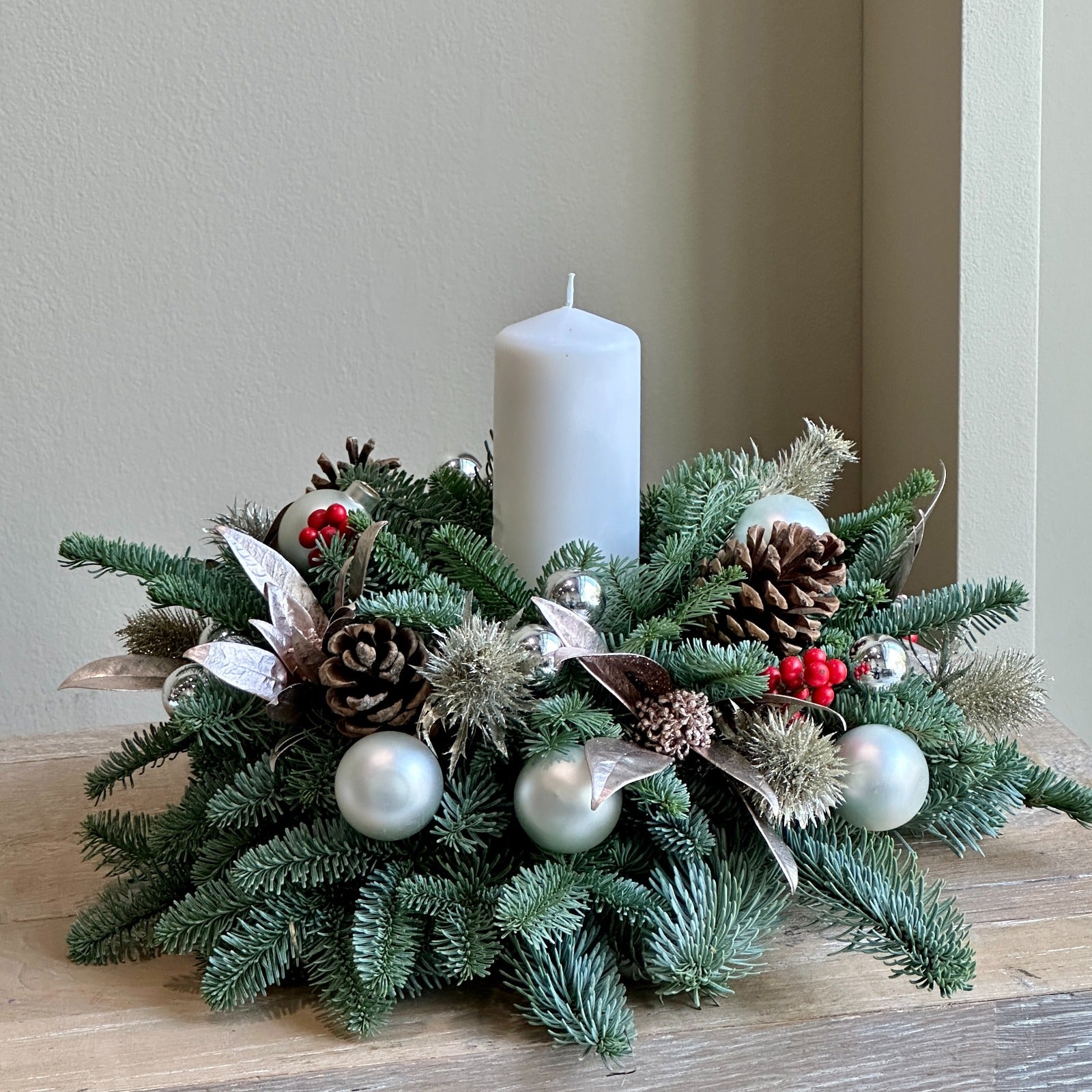 Strousborg - Candle Festive Centerpiece