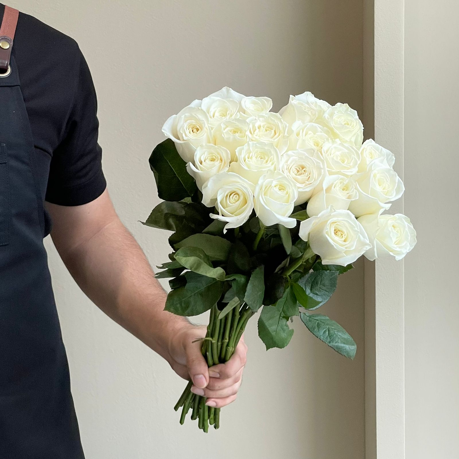 Roses - Beluga White (20 stems)